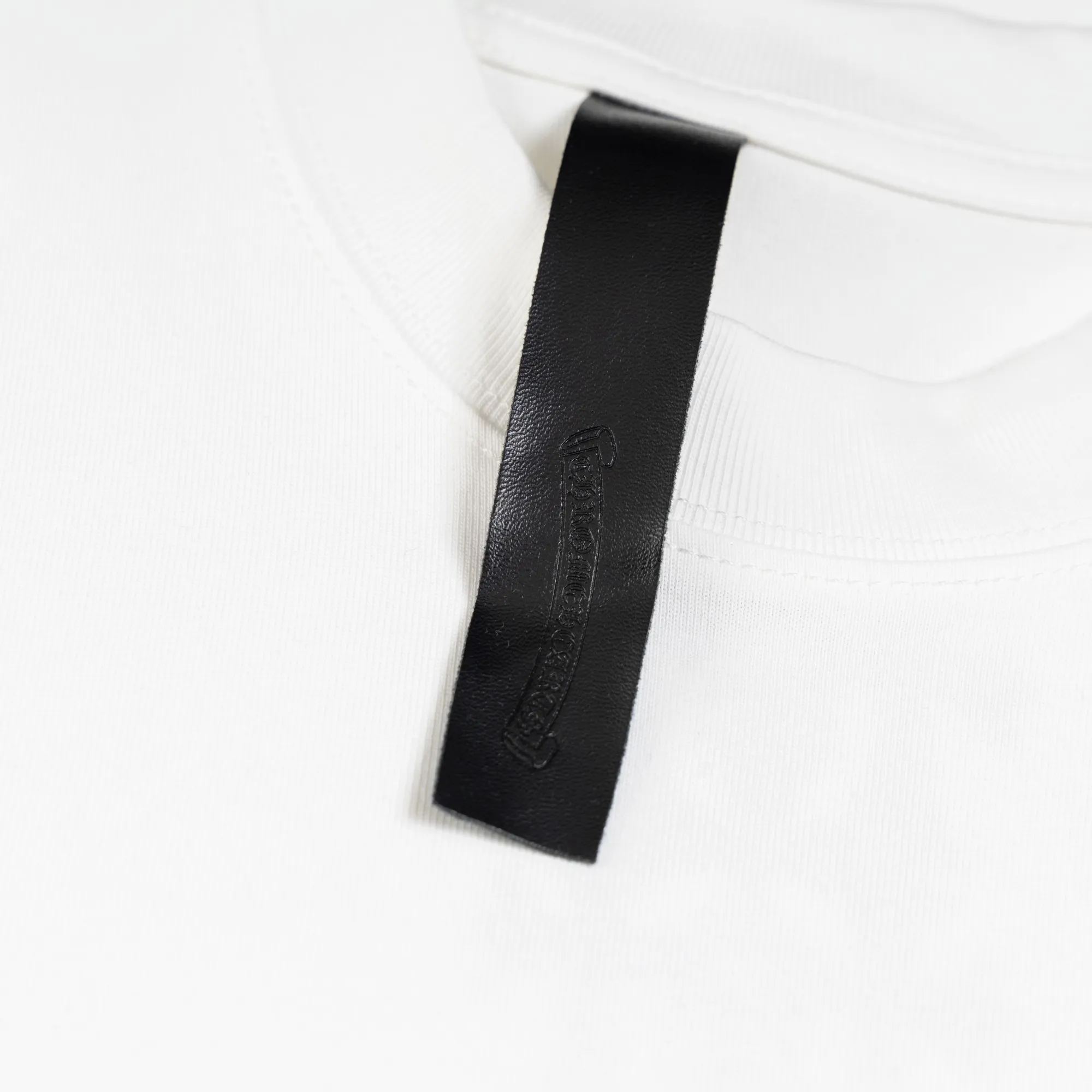 🅿️180 Style No. S026 CH Crow Heart Chest Cuffs Sanskrit Letters Back Long Vertical Cross Foam Printing Round Neck Short Sleeves Foam Printing Complete Packaging Complete with Three Labels Original Accessories 1:1 Main Marking Process Very High-end It Has Been Preshrunk at High Temperatures and Will Not Deform Easily After Repeated Washing Pure Cotton 280g High Weight 32 Count Double Yarn No Pilling No Fading Comfortable and Breathable Matching 1x1 Thread in the Same Cylinder Oversize loose version, can wear up to 220 pounds Color: white black Size: XS-L